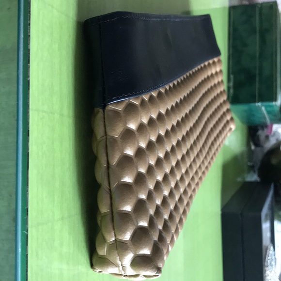 Andrea Valentini Clutch 6x12 Gold/Black Snap Close - Picture 4 of 4